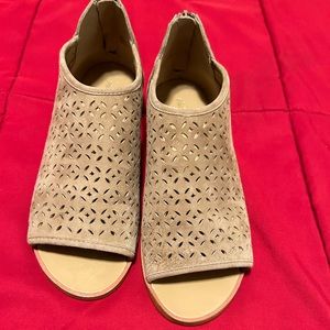 Violet & Red Sandals
Wedge Laser Cut Pippa Suede Stitch Fix
Size 7M Tan